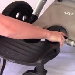 Joolz Meerijdplankje Zwart 2 Joolz Meerijdplankje Zwart -Beste Babyserie Winkel joolz day universal seat footboard lr shop video1 51f7